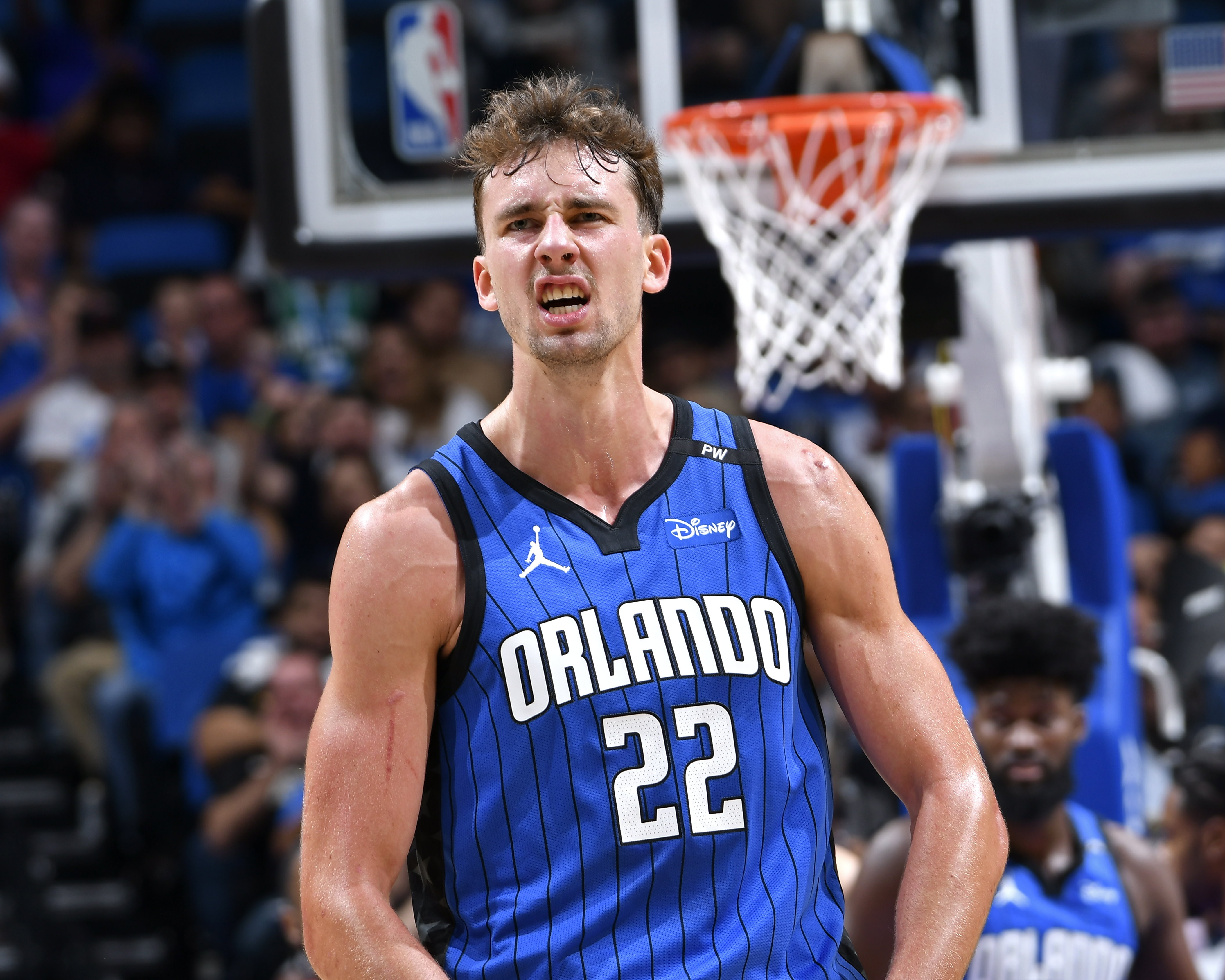 Franz Wagner flexes during a game. 