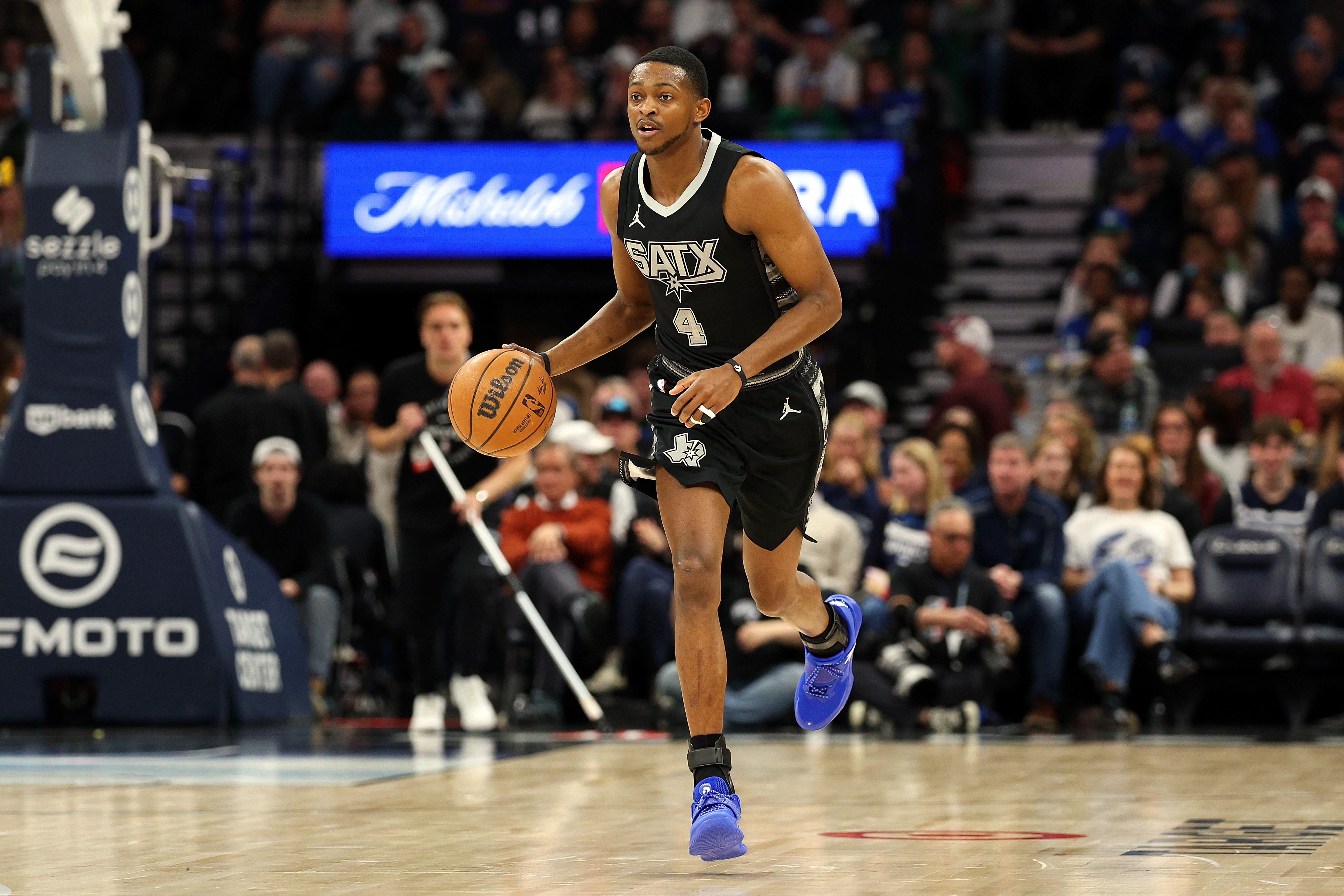 De'Aaron Fox dribbles up the court. 