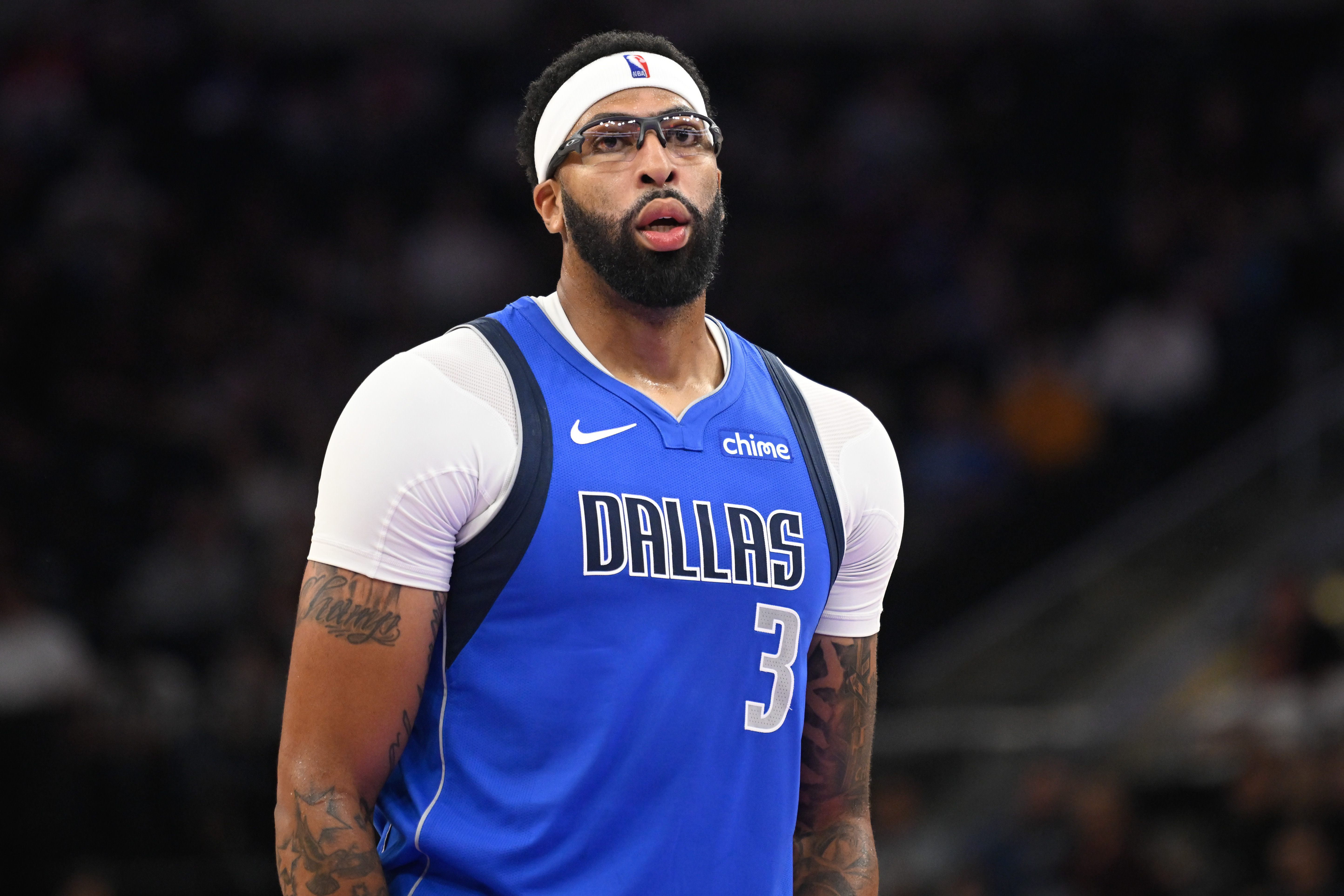 Anthony Davis prepares to shoot a free throw.