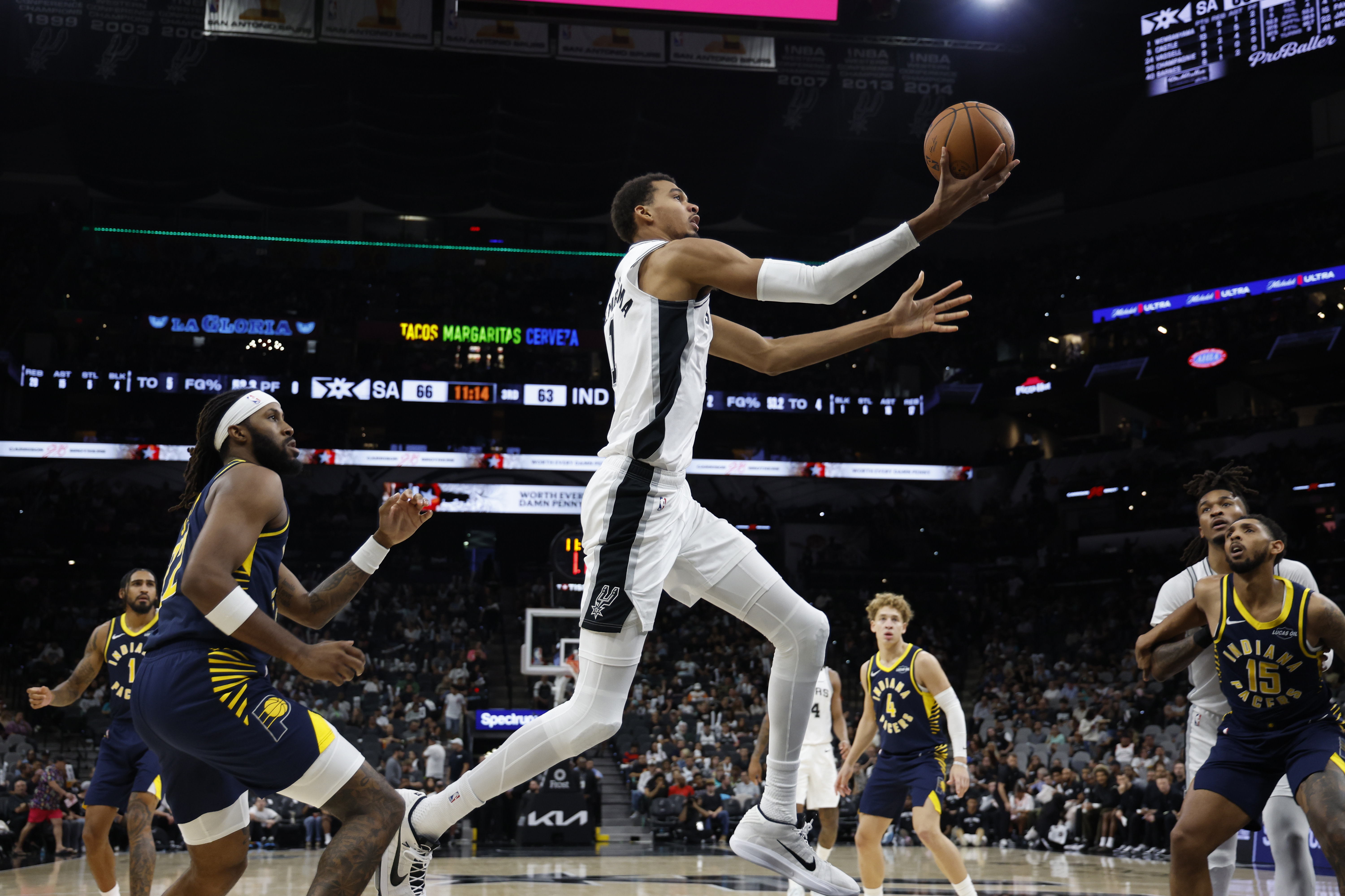 Victor Wembanyama drives to the hoop. 