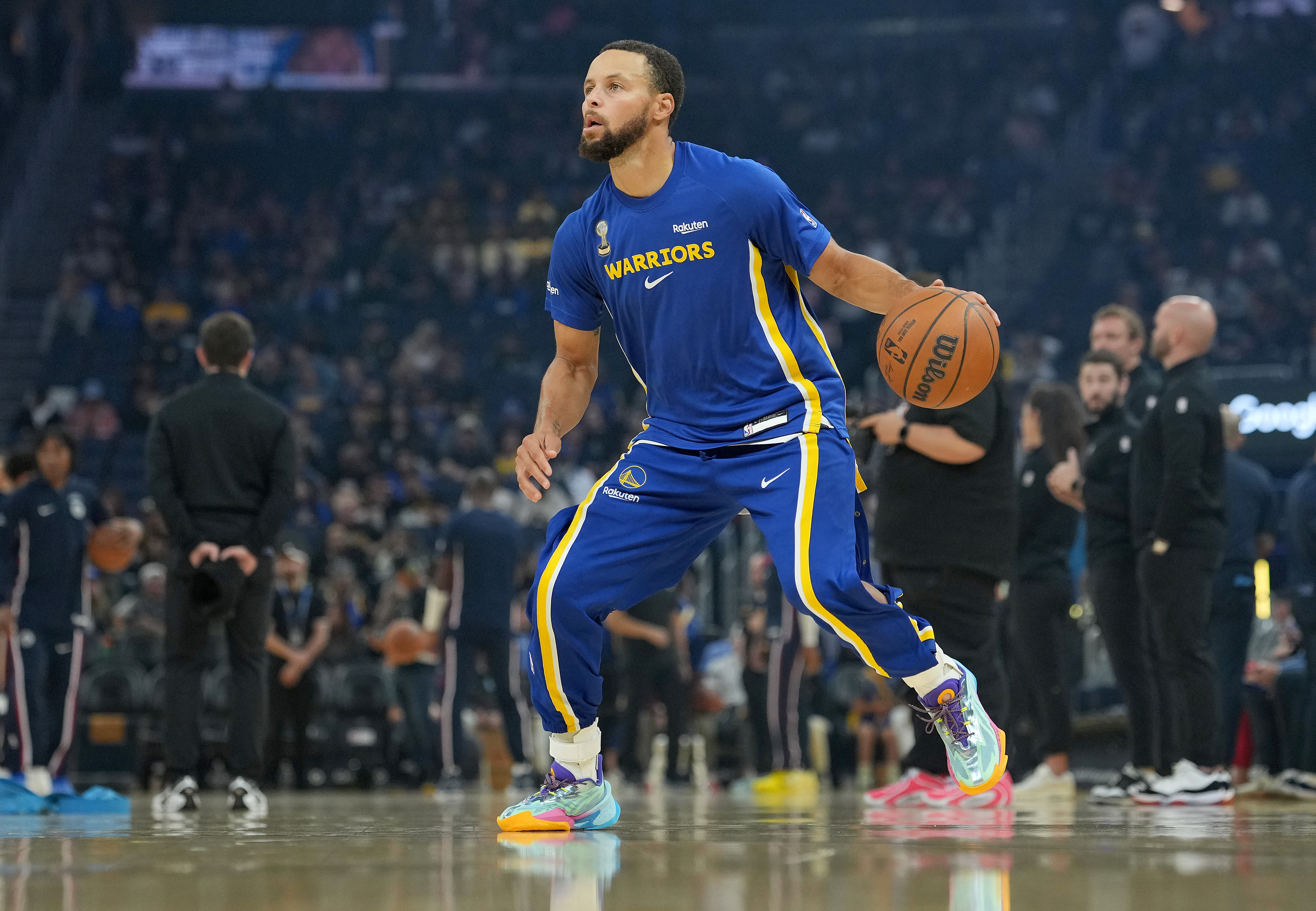 Stephen Curry warms up before a preseason game. 